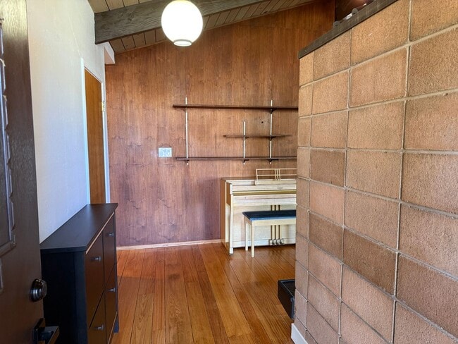 Building Photo - Desirable St Francis Neighborhood