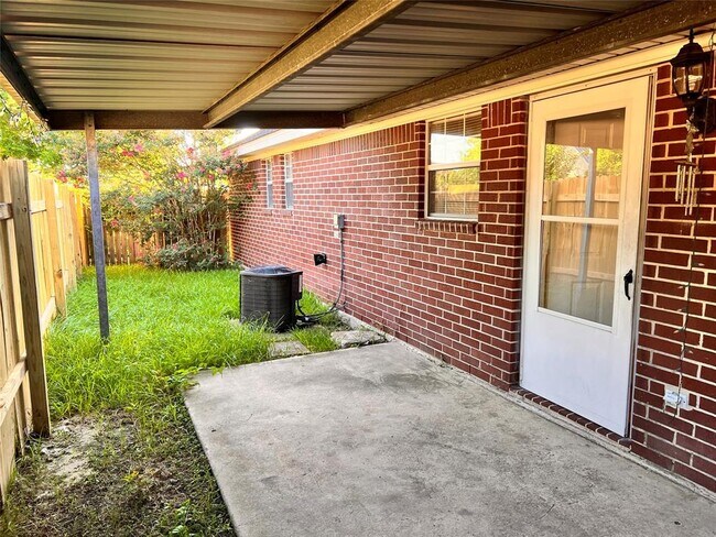 Building Photo - 1405 Ave L