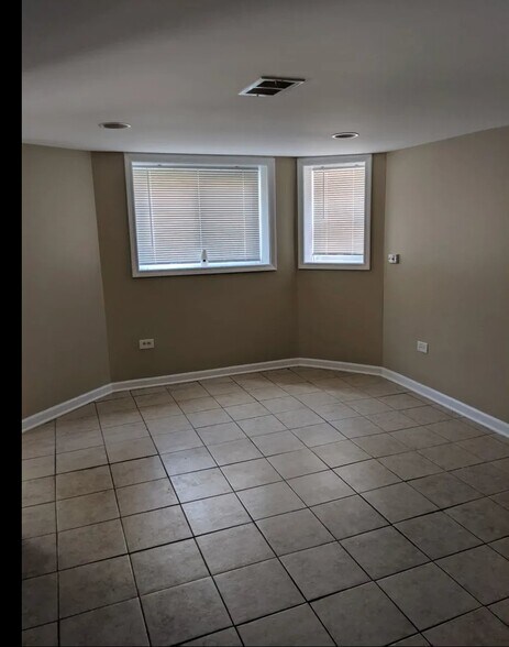 Building Photo - 2614 N Springfield Ave