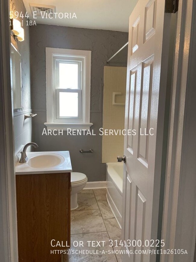 Building Photo - 5944 E Victoria-