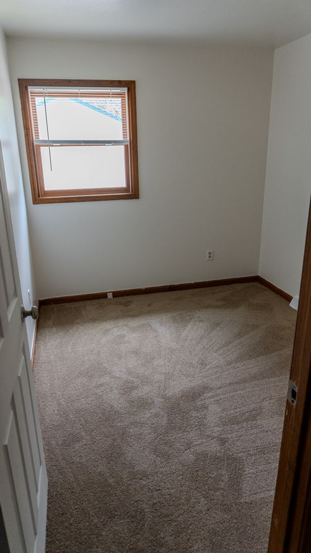 Building Photo - Updated 3-Bedroom Townhouse in Convenient ...