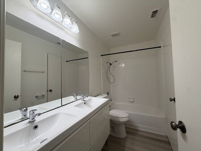 Building Photo - Beautiful 2 bedroom 1 bath Available today! Apply today!