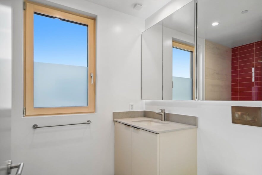 main bathroom - 12529 Wagner St