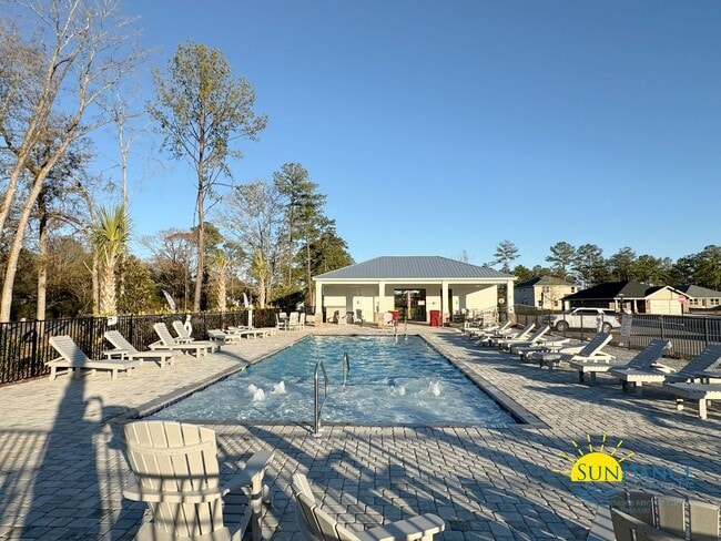 Building Photo - Spacious 5-Bedroom with Community pool in Crestview!