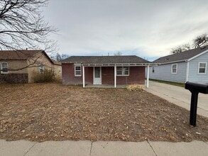 Building Photo - Two Bedroom, One bathroom, Pet Friendly Ho...