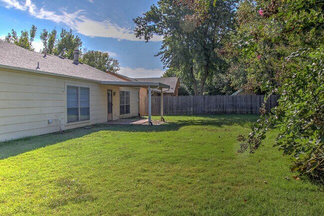 Building Photo - 3 Bedroom 2 Bath in Union Schools.  81st a...