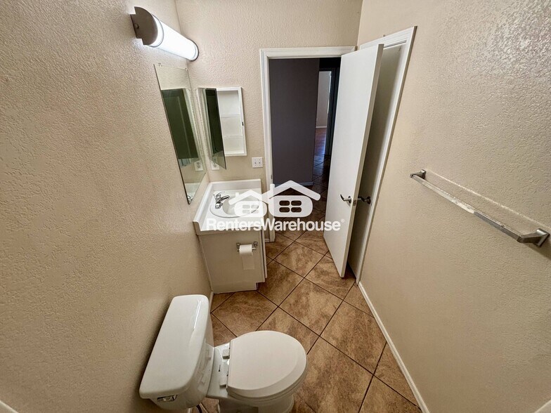 Building Photo - 2607 S 71st Dr