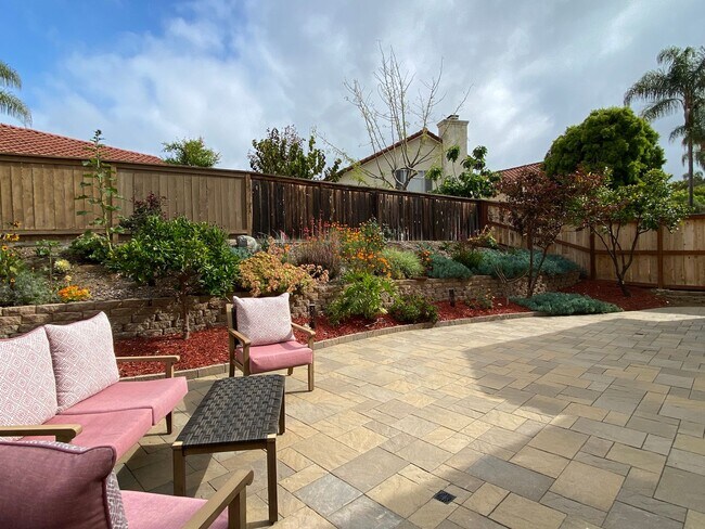 Building Photo - Beautiful Single Story Home in Shadow-Ridge!