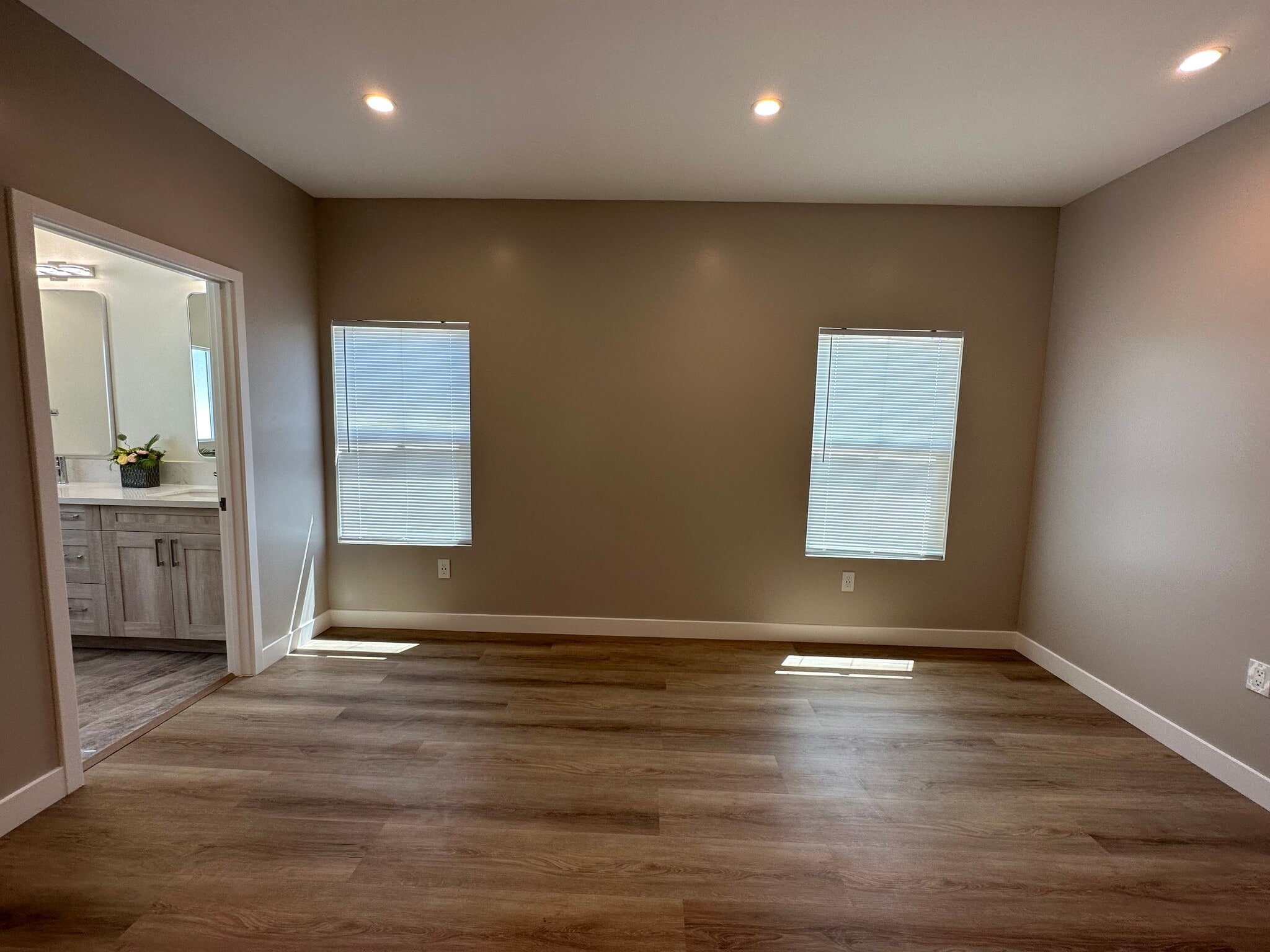 Building Photo - 8436 Oakdale Ave