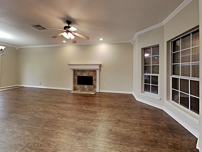 Building Photo - No Application Fees* $1000 off 1st months ...