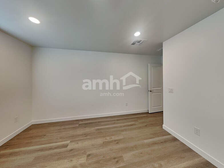 Building Photo - 9568 E Friedel Dr