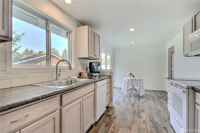 Building Photo - Huge fenced yard 3 Bedroom Fresh remodel