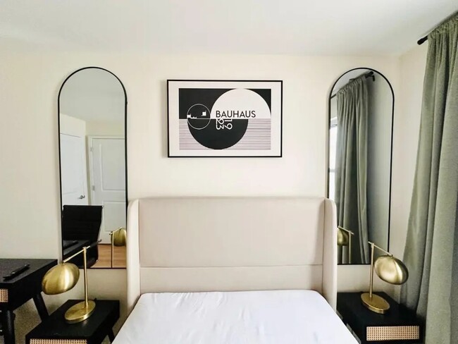 Building Photo - Furnished room/NOT APARTMENT