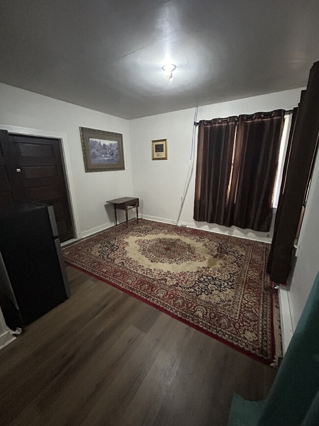 Building Photo - "Charming 450 sq ft Studio Retreat in Jone...