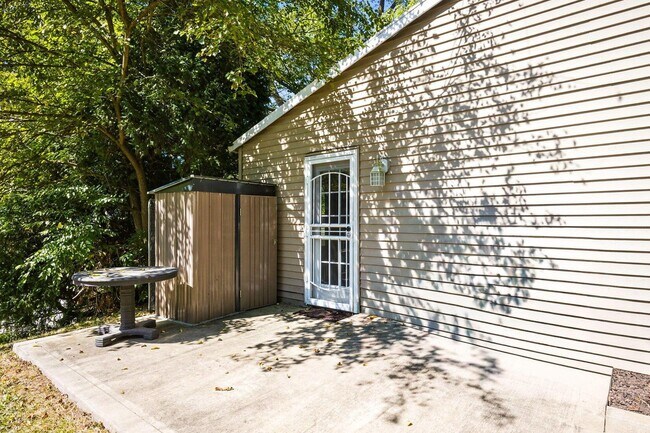 Building Photo - 455 Lakeview Dr