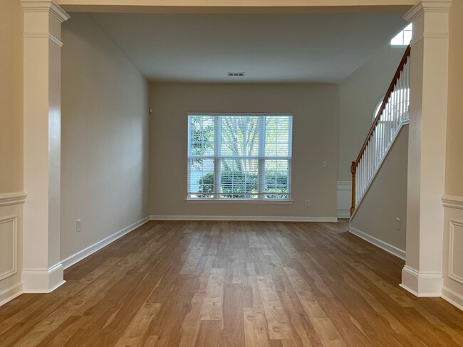 Building Photo - 4 bed, 2.5 bath w/ 2 car garage close to p...