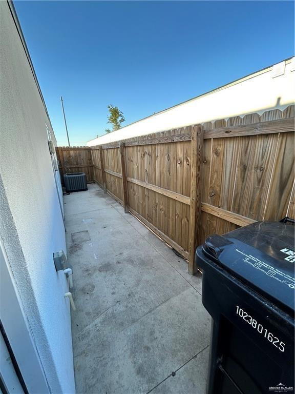 Building Photo - 1320 E Iris Ave