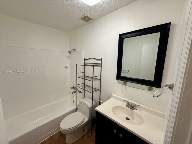 Building Photo - 1406 Arpeika St