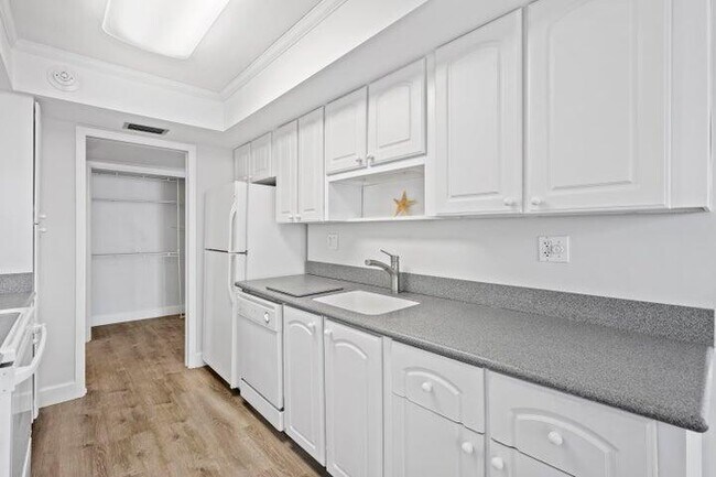 Building Photo - 5480 N Ocean Dr