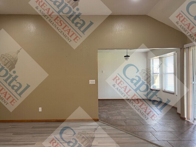 Building Photo - Charming 3 Bedroom