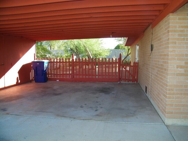 Building Photo - 3 Bed, 2 Bath Tucson Rental with Carport &...