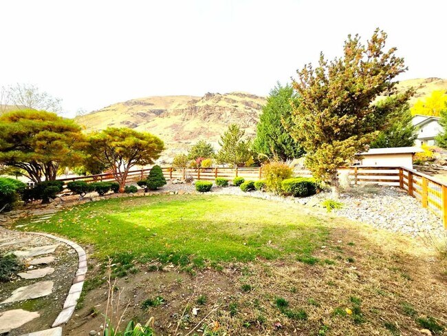 Building Photo - Gorgeous 4 Bed, 3 Bath Home w/ STUNNING RI...