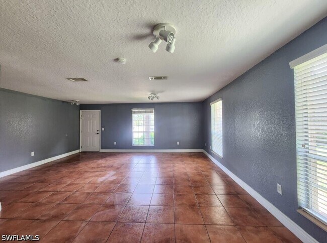 Building Photo - 416 Banyon Tree Cir