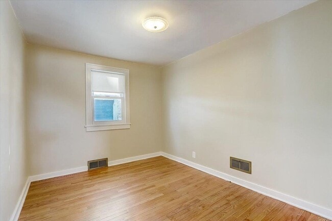 Building Photo - 309 E Lakeview Ave