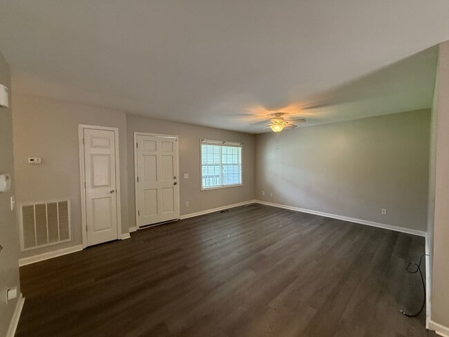 Building Photo - Spacious 3 Bedroom, 2 Bath Home with Garag...