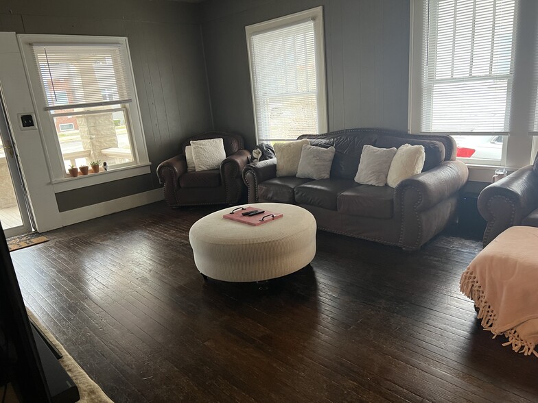 Building Photo - 208 W Elm Ave