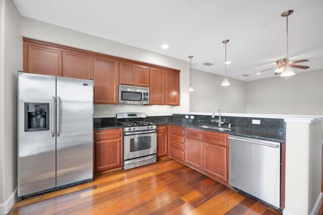 Building Photo - Townhouse - Beautiful 4bdrm, 3 bath - Rocklin