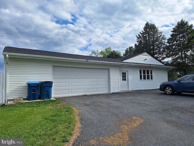 Building Photo - 711 Longs Gap Rd