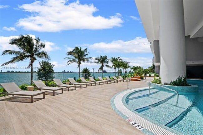 Building Photo - 700 NE 24th St