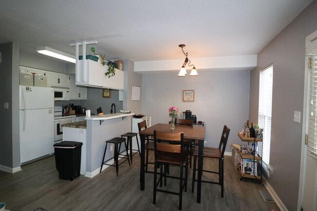 Building Photo - Awesome 4 bedroom duplex located in quite neighborhood