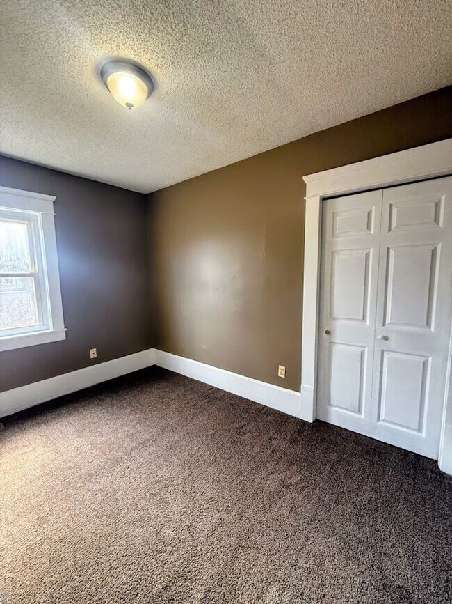 Building Photo - 729 Mallison Ave