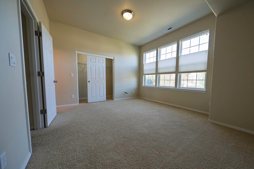 Master bedroom - 4828 SE Teakwood St