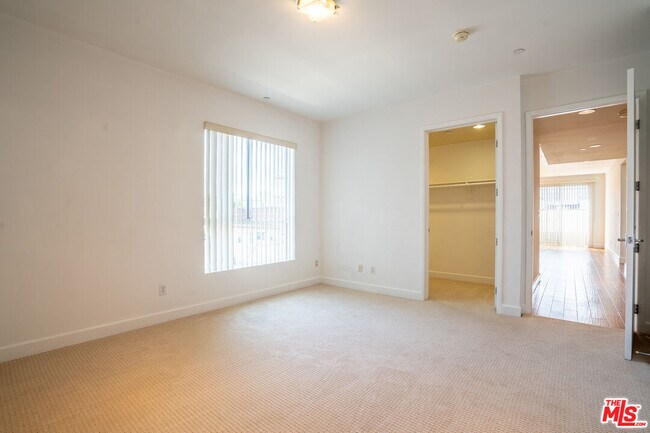 Building Photo - 848 Irolo St