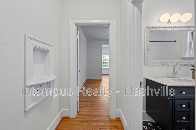 Building Photo - 2529 Ashwood Ave