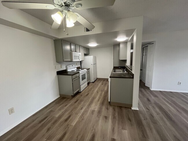 Building Photo - 2bd/2ba Washer/Dryer in unit!!!