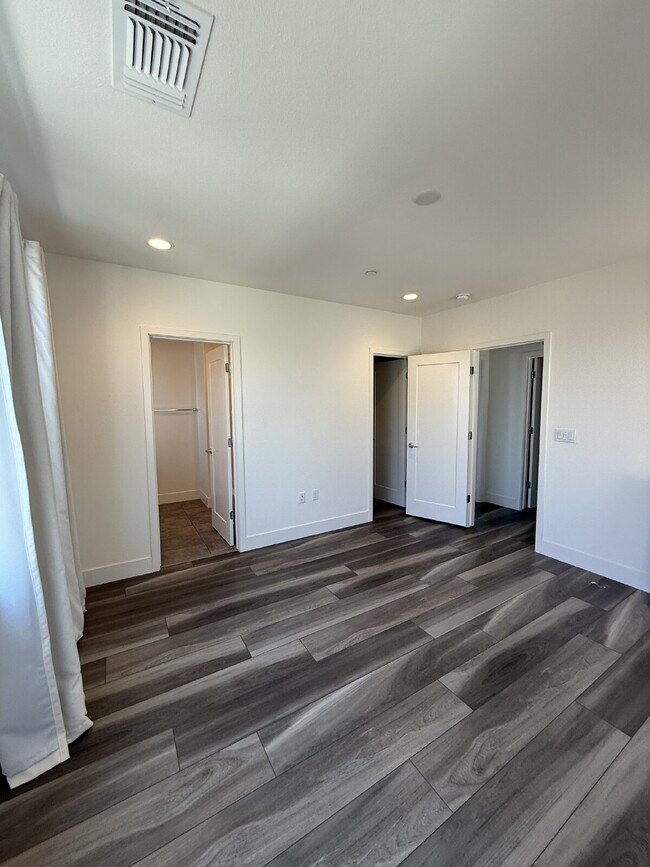 Building Photo - Bright & Spacious 3-Bedroom, 3.5-Bathroom Newark Home with Private Balcony