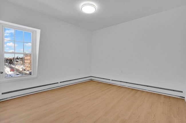 Building Photo - 296 Hancock St