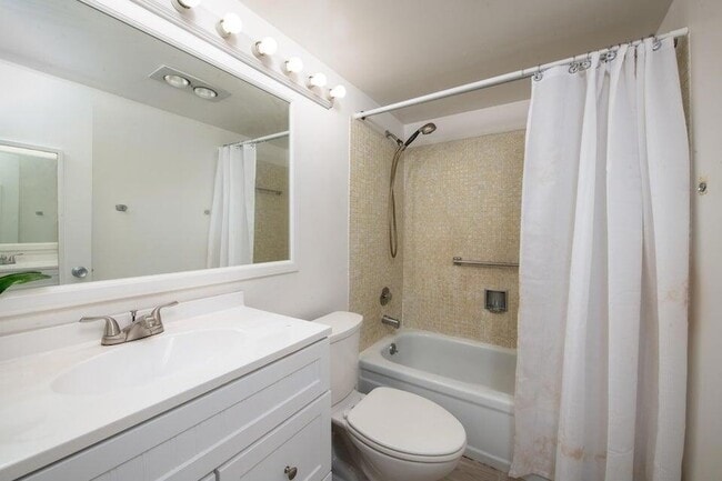 Building Photo - 99 Sussex E