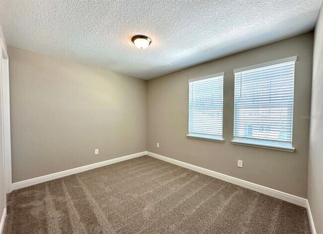 Building Photo - 2122 Divot Dr