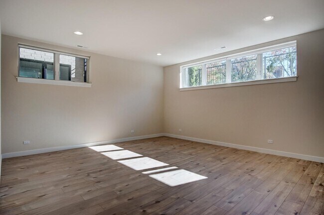 Building Photo - 2538 W Addison St