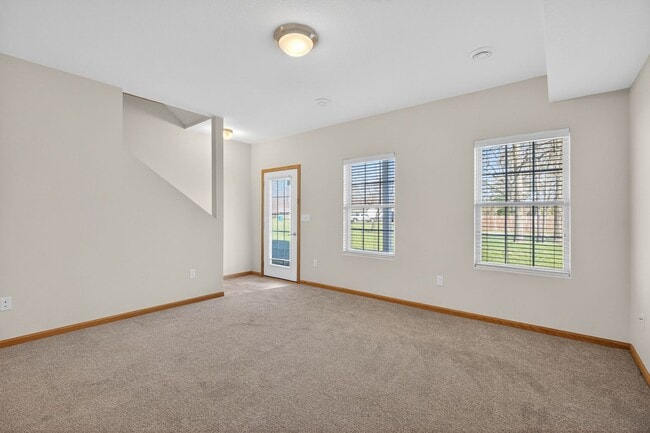 Building Photo - 3 Bedroom 3.5 bath