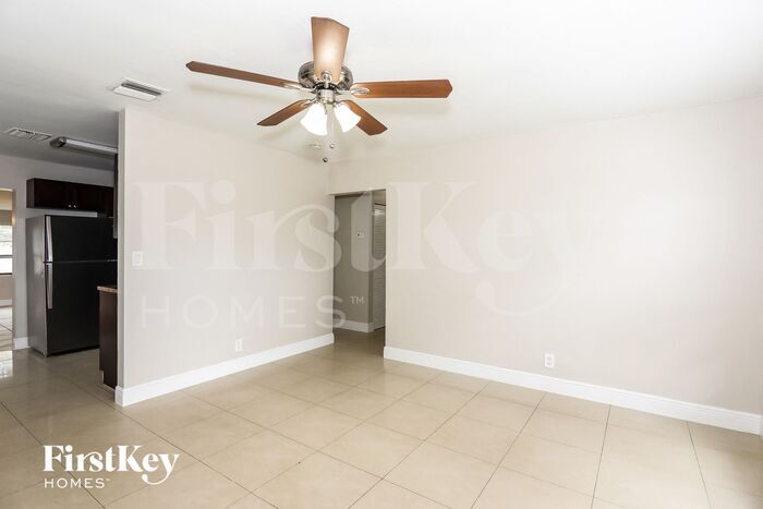 Building Photo - 1061 SW 31st St