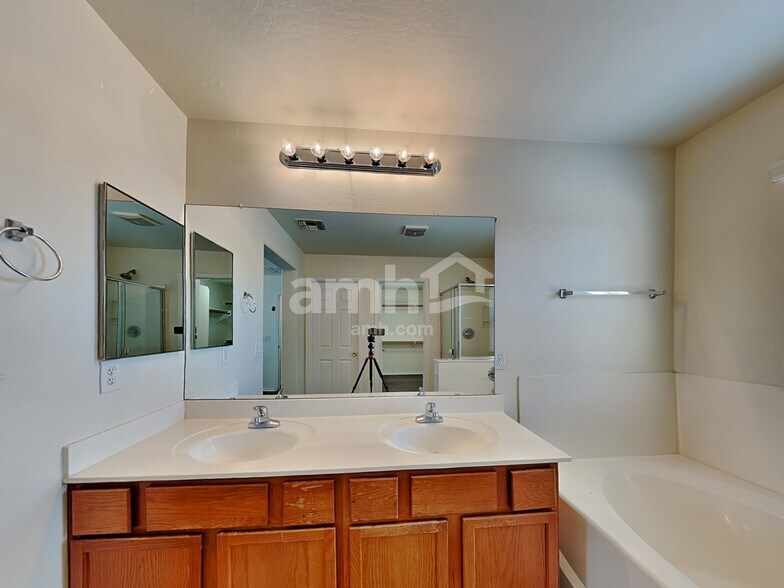 Building Photo - 2827 S 74th Dr