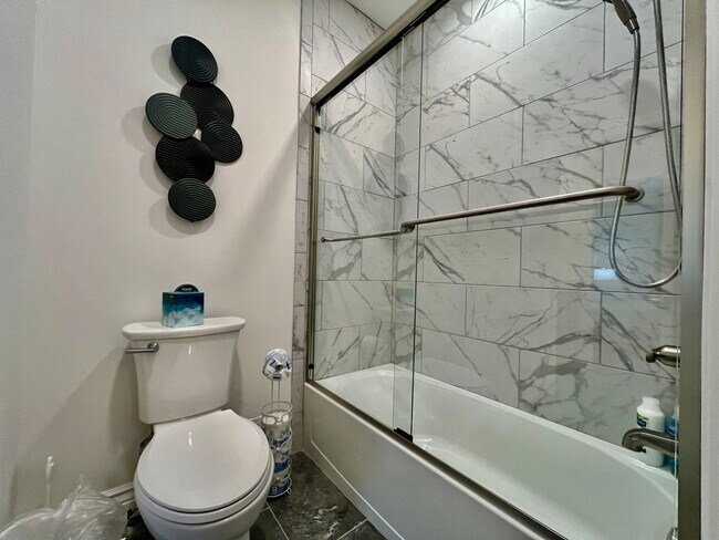 Building Photo - NEW, big, beautiful, Executive Home Libert...