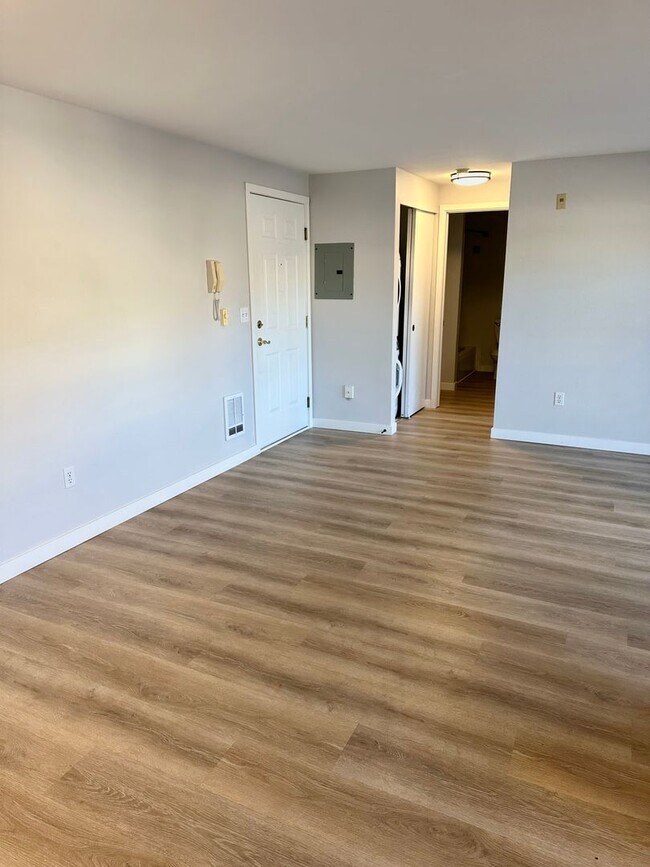 Building Photo - Sunny and Bright 1 bedroom, 1 bathroom Con...