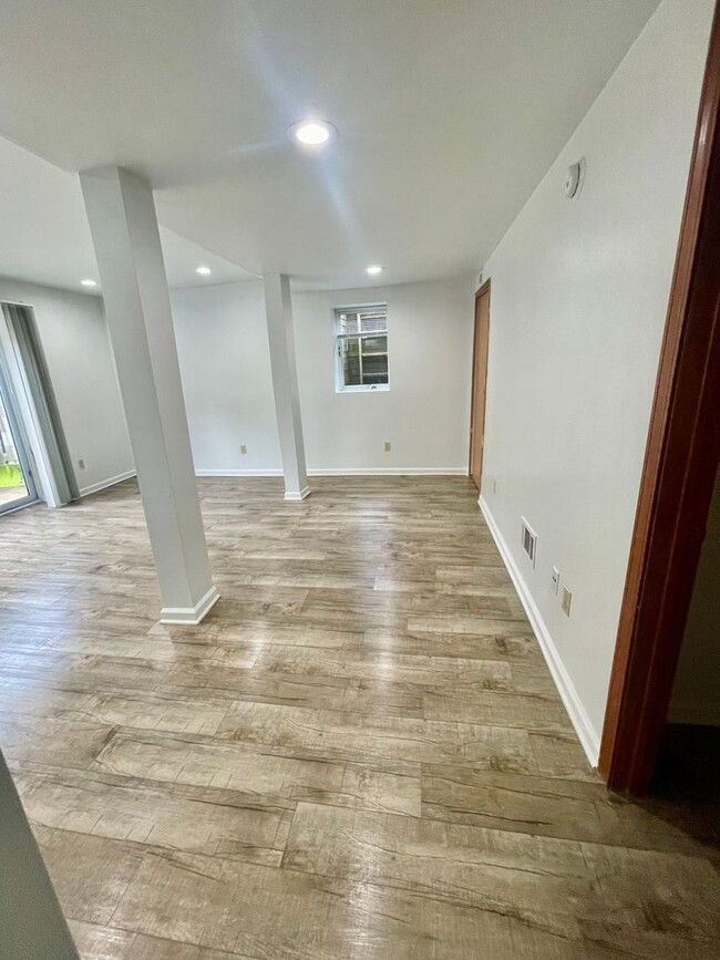 Building Photo - 813